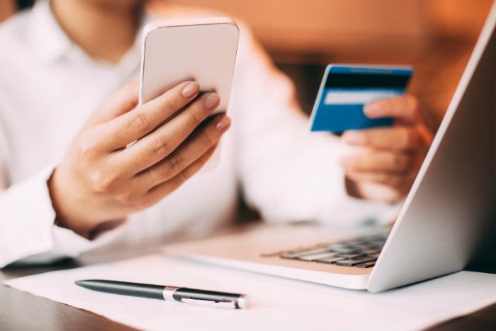 Mujer comprando pasajes de bus online con seguridad